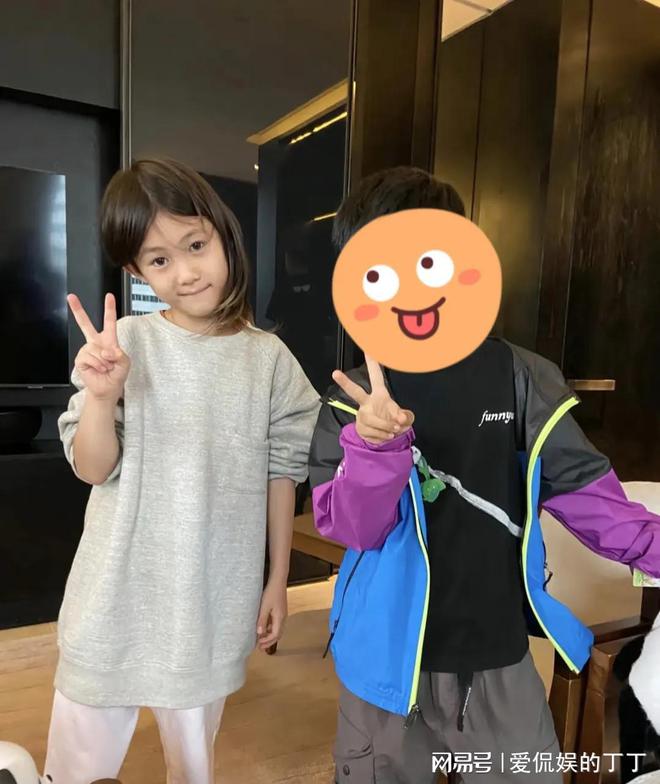 扮朴素老气秦舒培素颜皮肤真好陈冠希陪老婆回河南老家探亲打