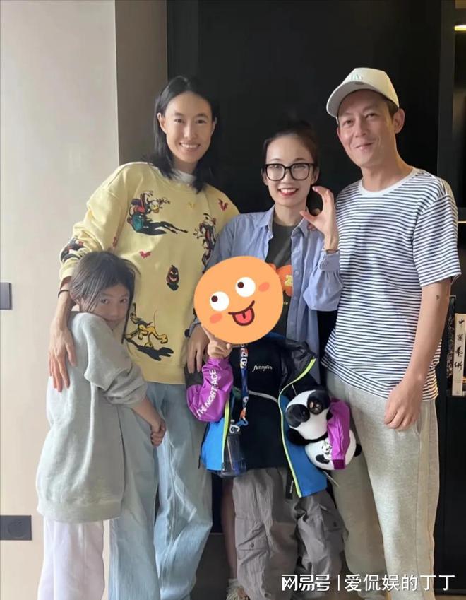 扮朴素老气秦舒培素颜皮肤真好陈冠希陪老婆回河南老家探亲打(图3)