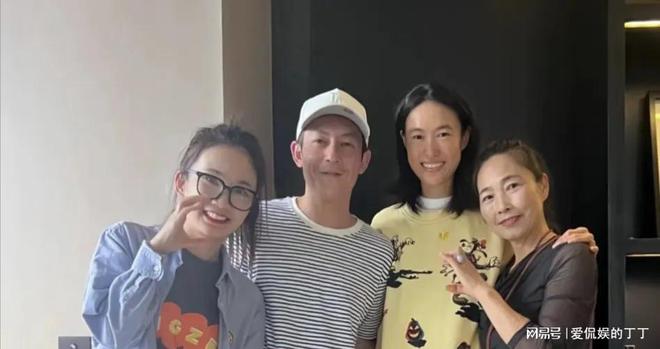 扮朴素老气秦舒培素颜皮肤真好陈冠希陪老婆回河南老家探亲打(图2)