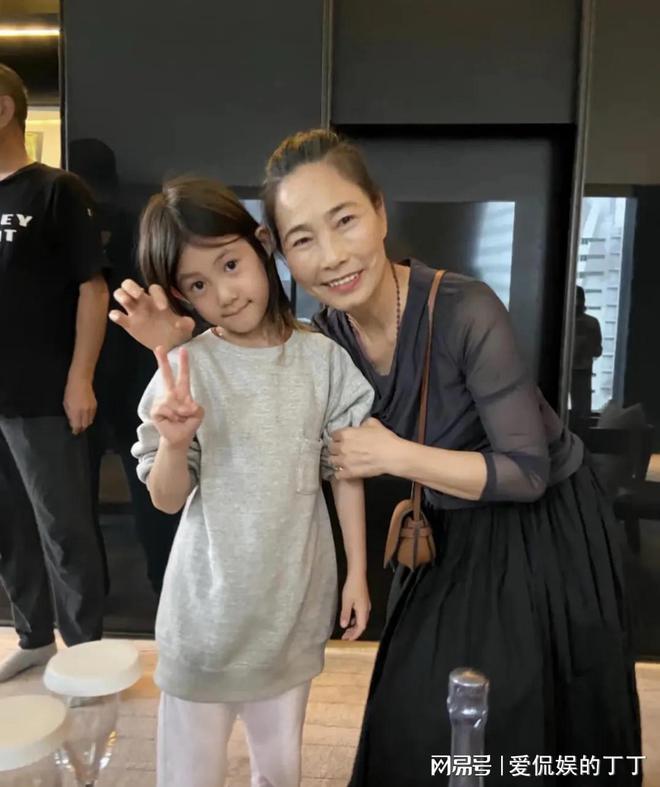 扮朴素老气秦舒培素颜皮肤真好陈冠希陪老婆回河南老家探亲打(图4)