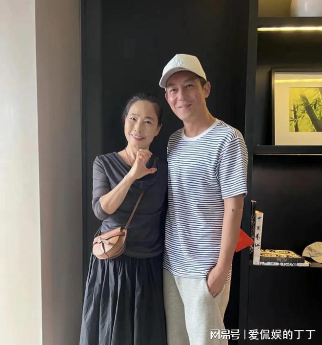 扮朴素老气秦舒培素颜皮肤真好陈冠希陪老婆回河南老家探亲打(图7)