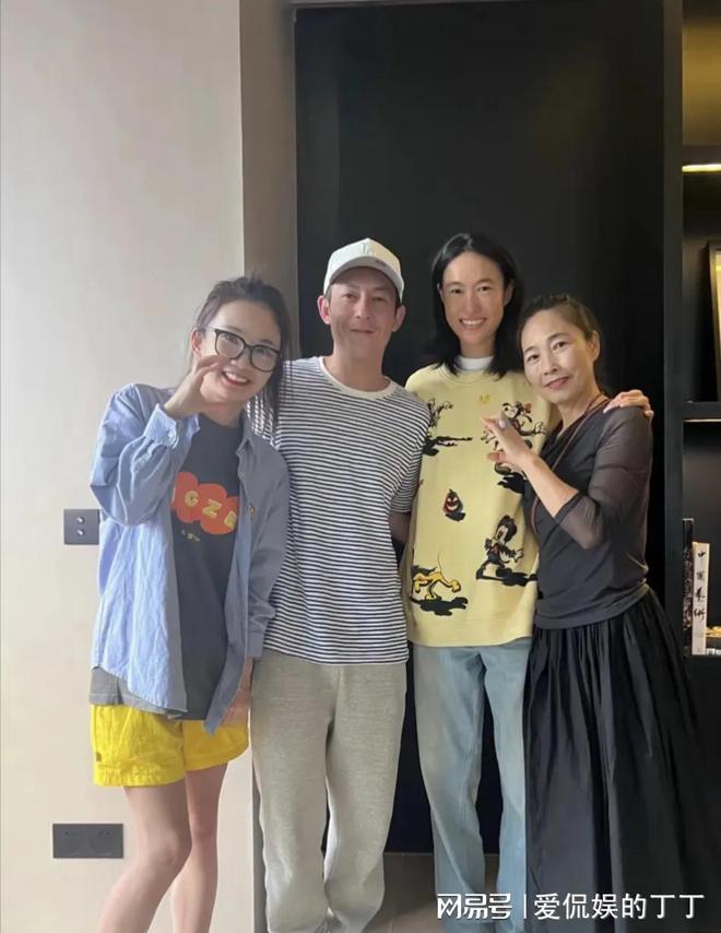 扮朴素老气秦舒培素颜皮肤真好陈冠希陪老婆回河南老家探亲打(图6)