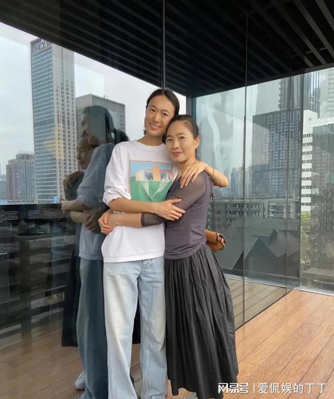 扮朴素老气秦舒培素颜皮肤真好陈冠希陪老婆回河南老家探亲打(图5)