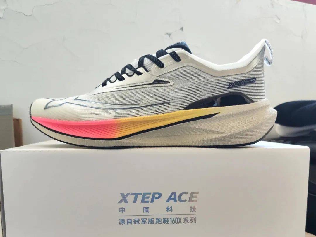 兴跑鞋品牌的十字路口碳板体考鞋盛极而衰新(图11)