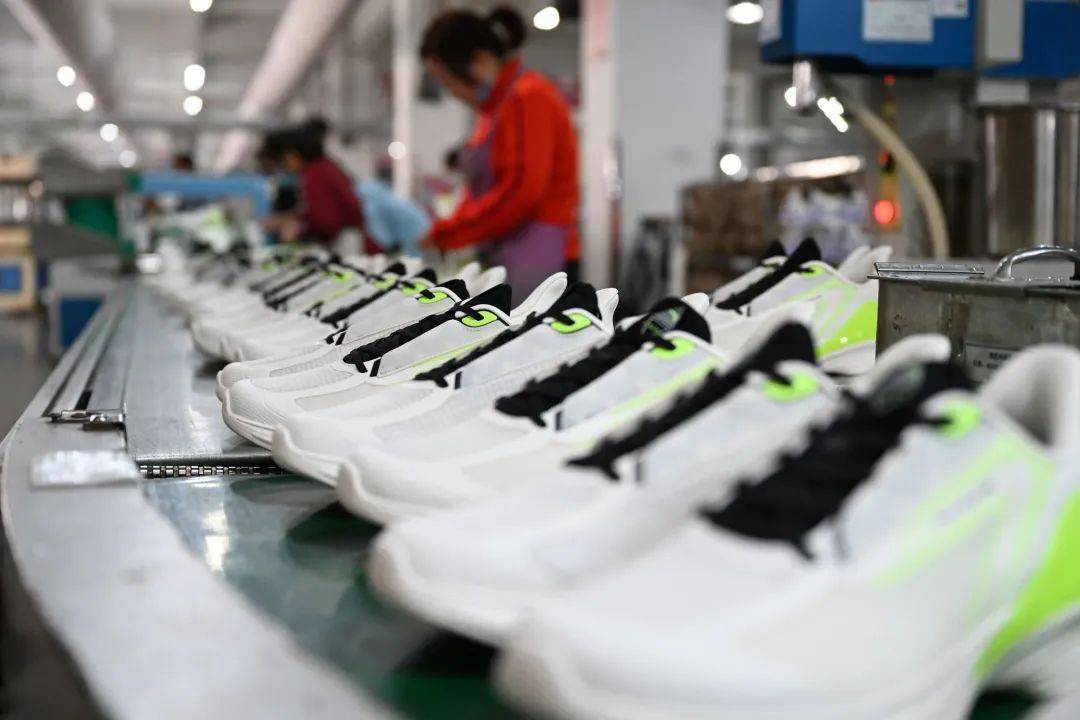 兴跑鞋品牌的十字路口碳板体考鞋盛极而衰新(图14)