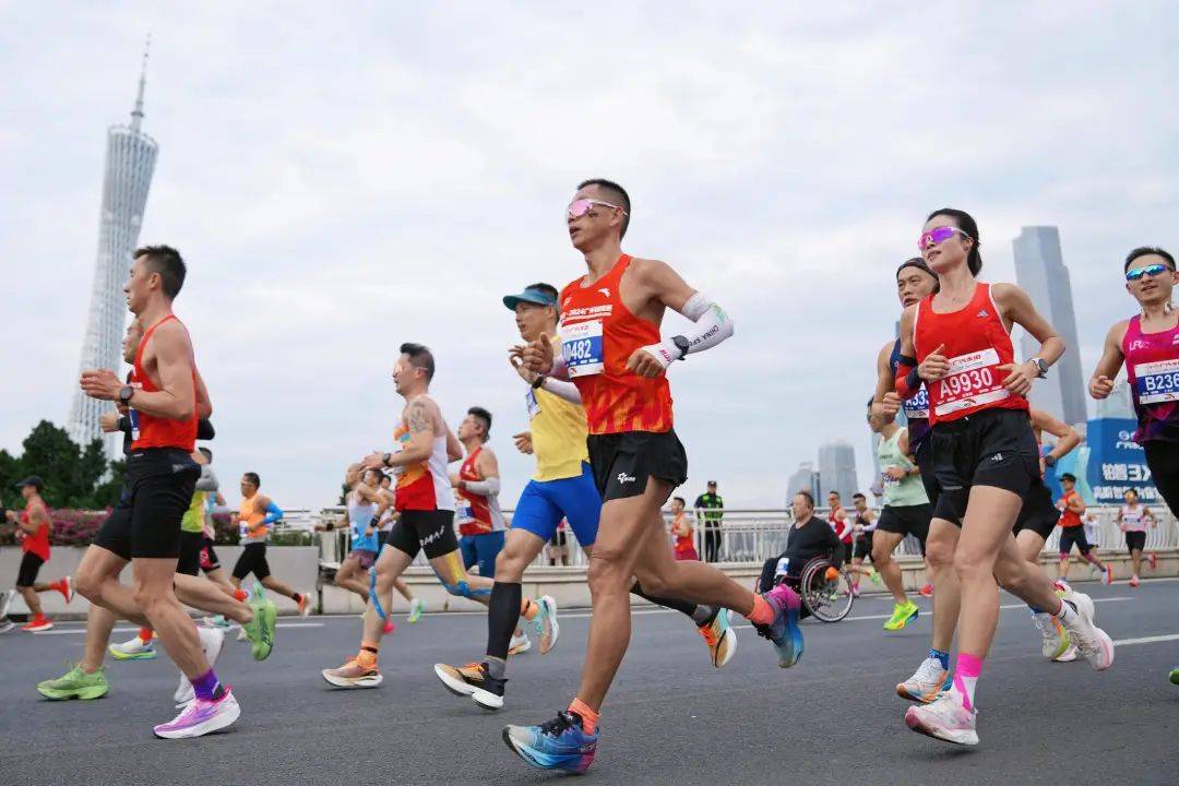 兴跑鞋品牌的十字路口碳板体考鞋盛极而衰新(图32)